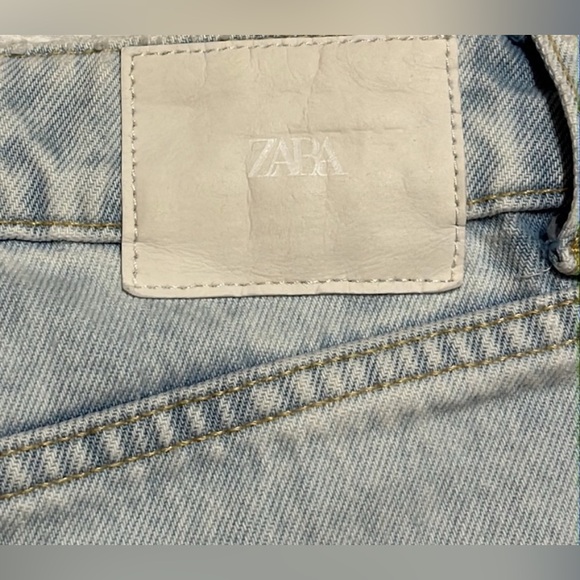 Zara Light Wash Hi Waist Straight Leg Jeans with Vintage Appeal - Picture 4 of 6
